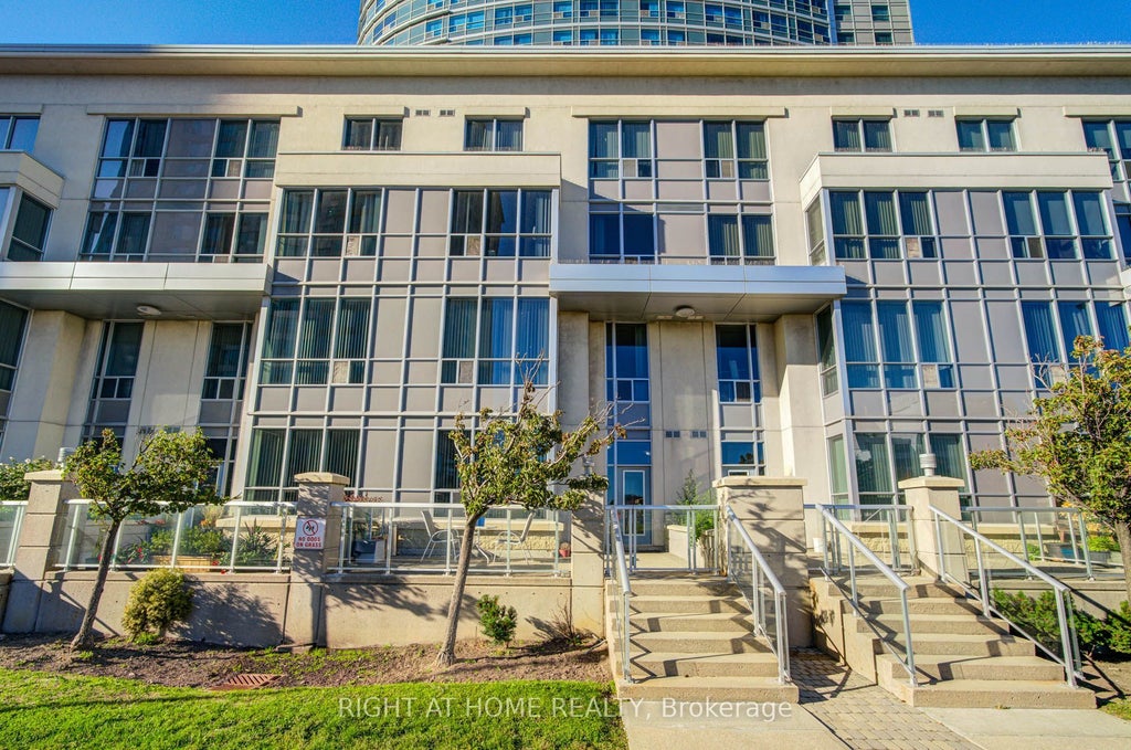 36 Lee Centre Drive Th112, Toronto E09