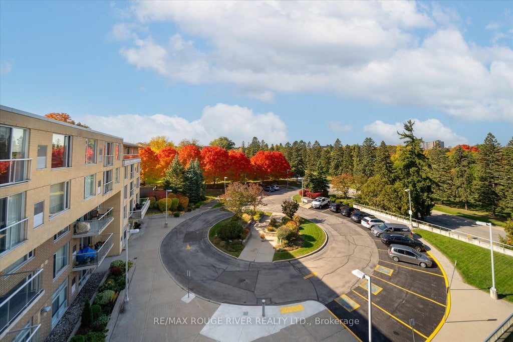 452 Scarborough Golf Club Road 513, Toronto E09