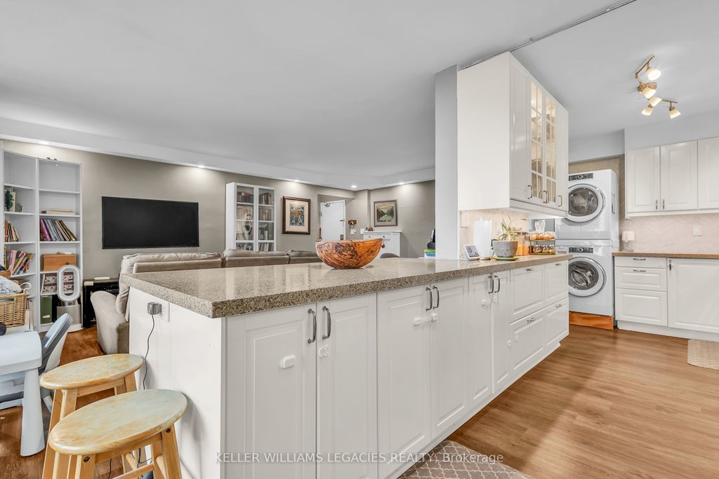 1 Massey Square 2001, Toronto E03