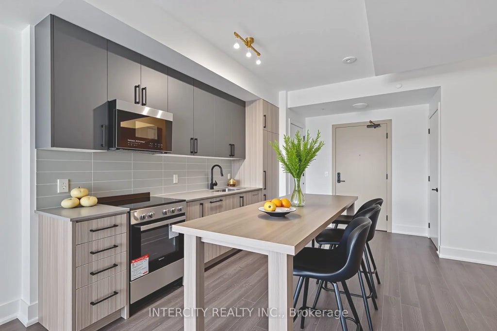 2075 King Road 233, King