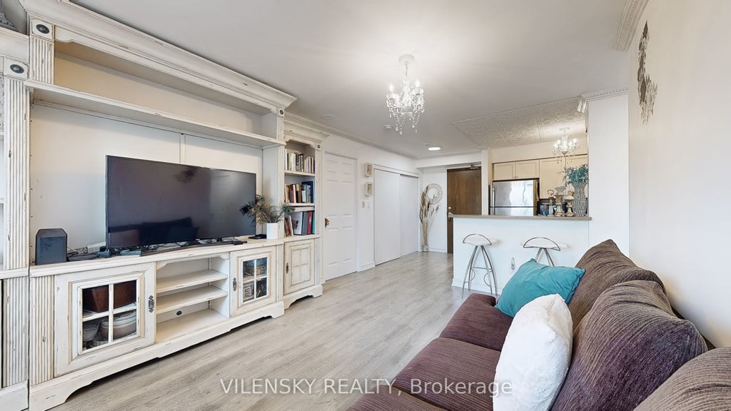 39 Oneida Crescent 215, Richmond Hill