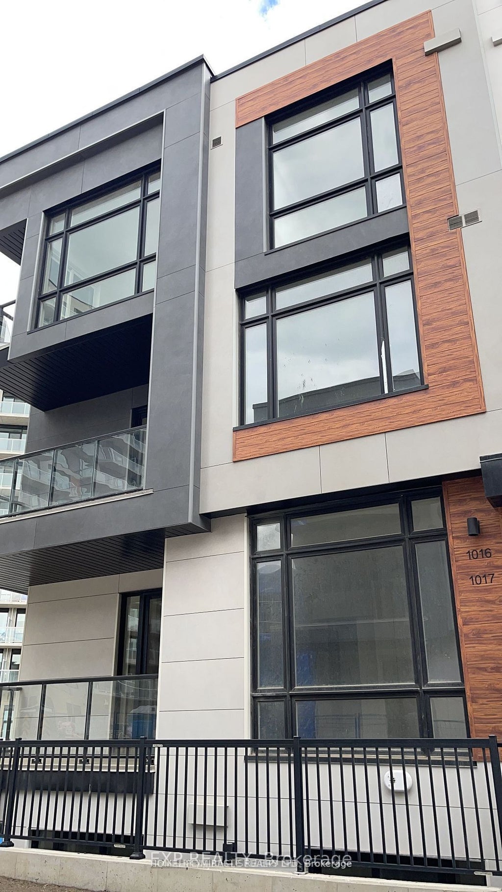 14 David Eyer Road 1017, Richmond Hill