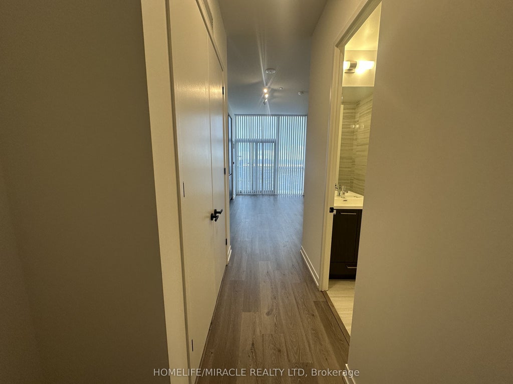 28 Interchange Way Ph105, Vaughan