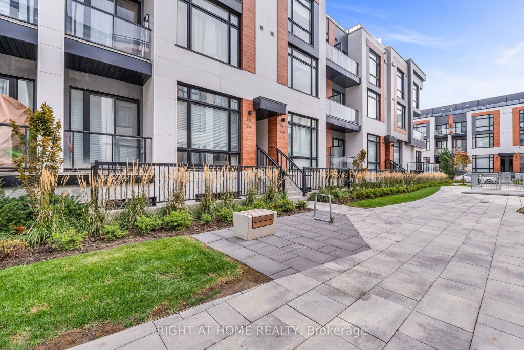 2 Steckley House Lane 907, Richmond Hill