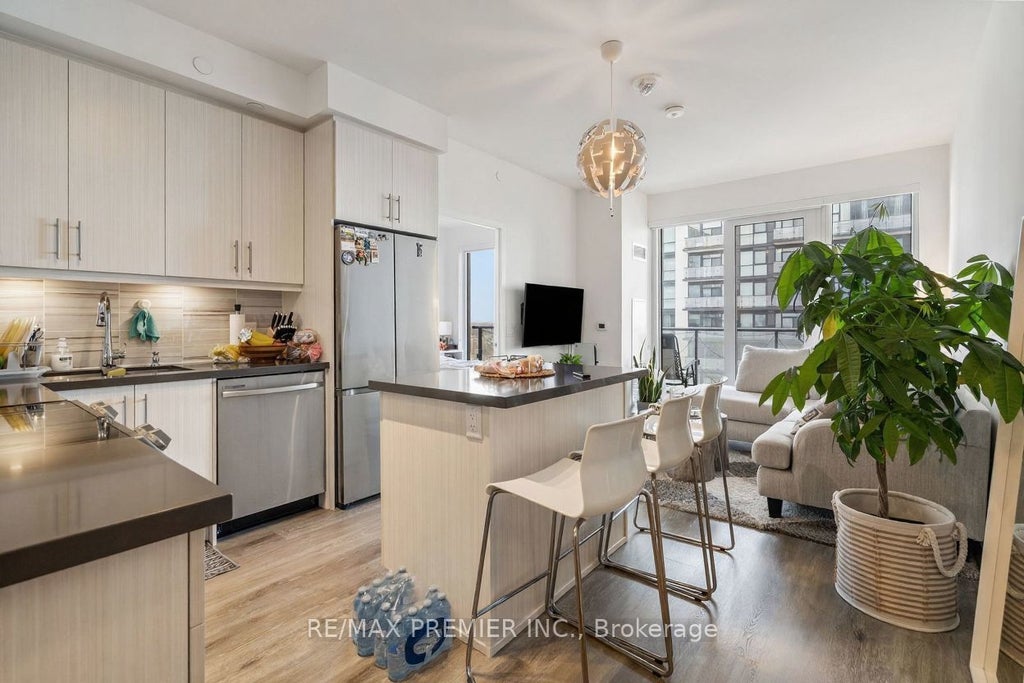 95 Oneida Crescent 1704, Richmond Hill