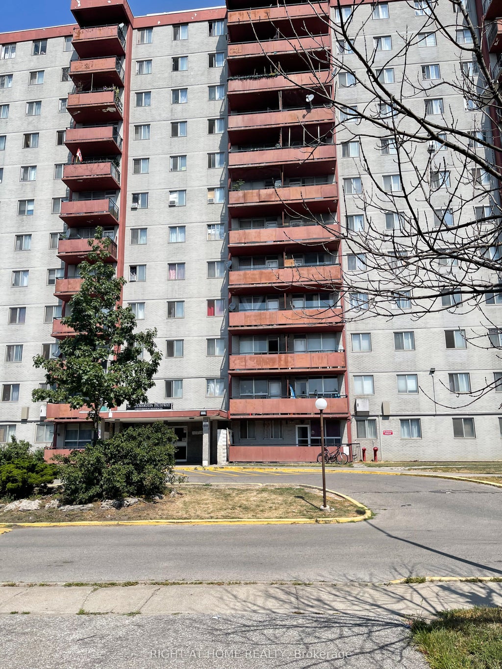 50 Lotherton Pathway 814, Toronto W04