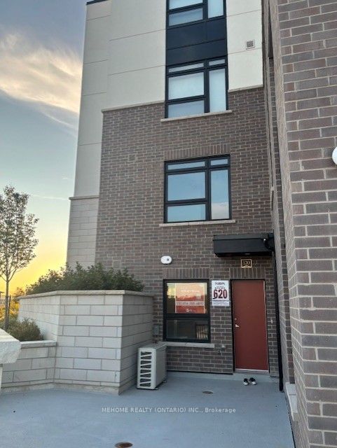 1585 - 120 Rose Way, Milton