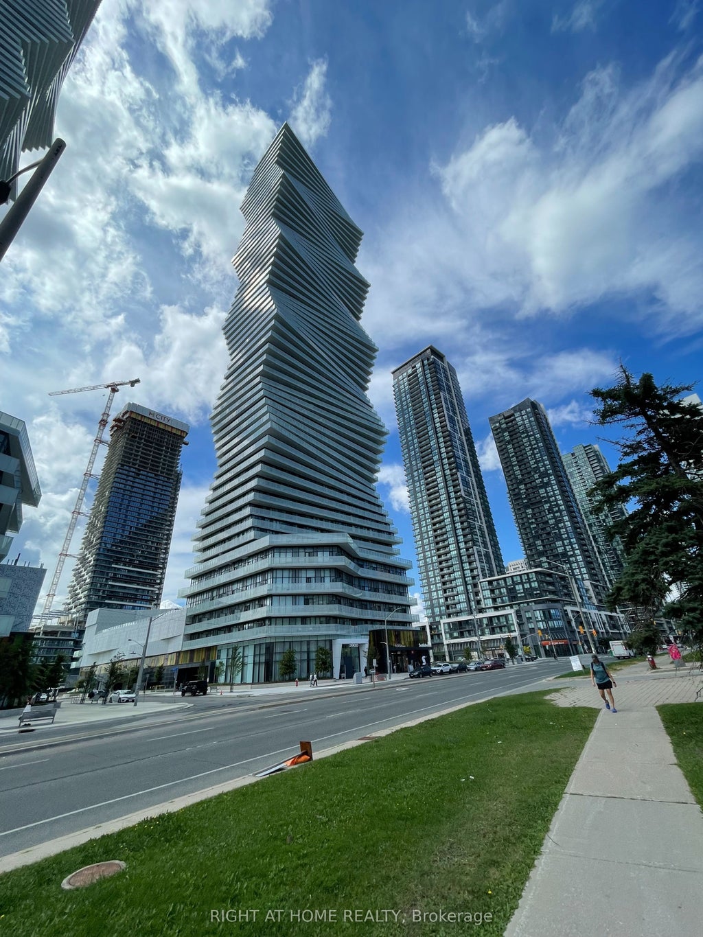 3900 Confederation Parkway 2905, Mississauga