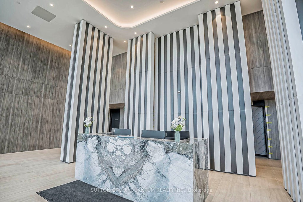 220 Missinnihe Way 805, Mississauga