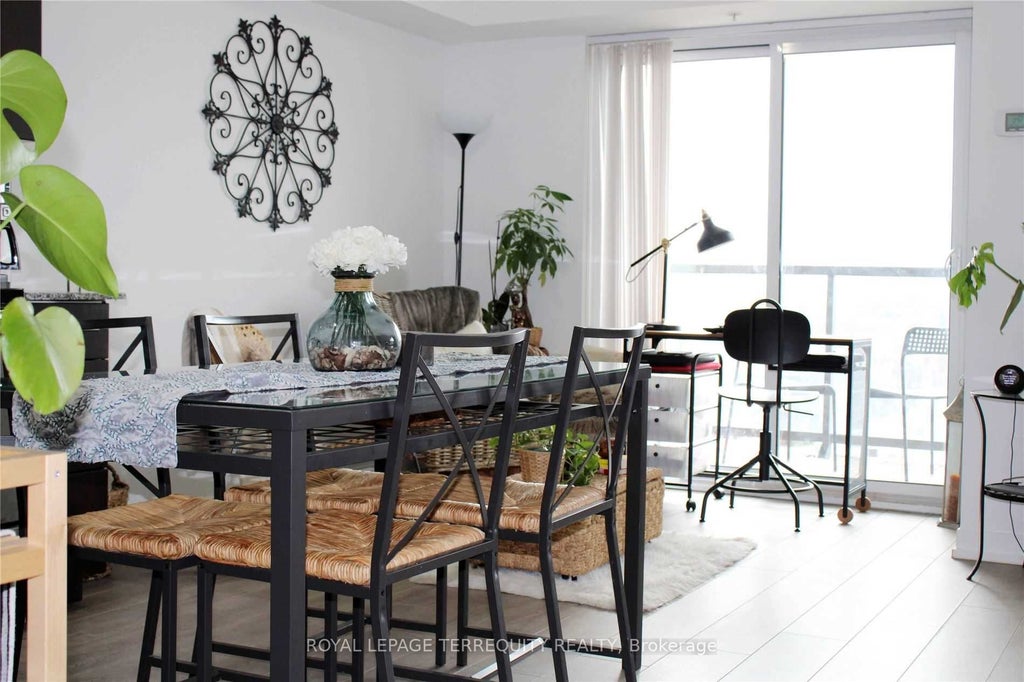 1420 Dupont Street 808, Toronto W02