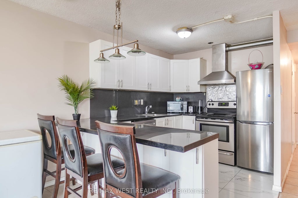 40 Panorama Court 408, Toronto W10