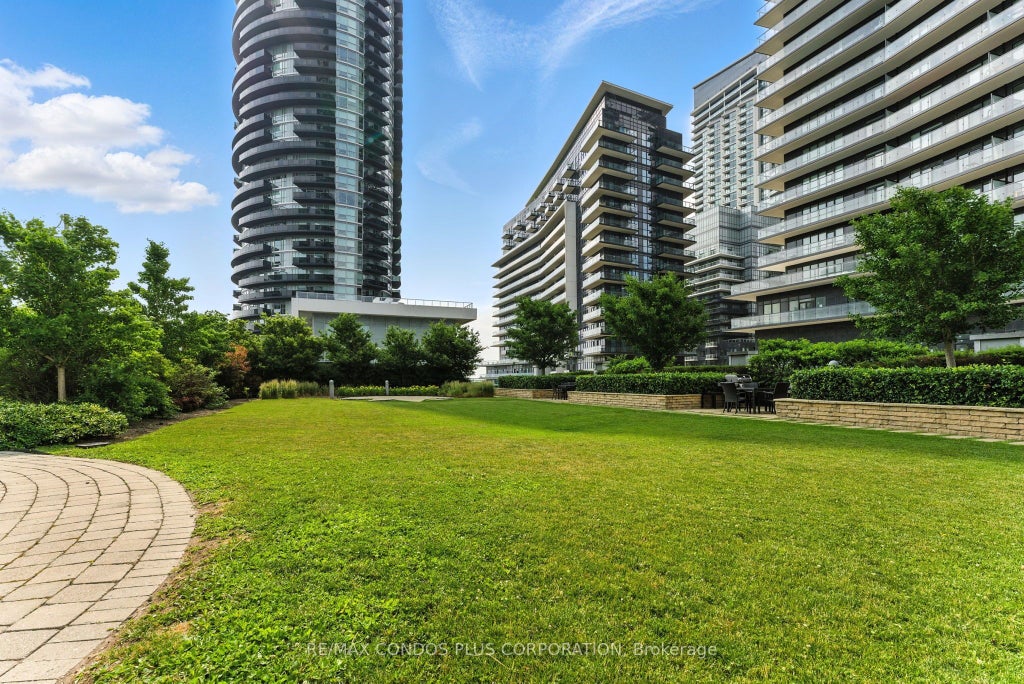 16 Brookers Lane S, Toronto W06