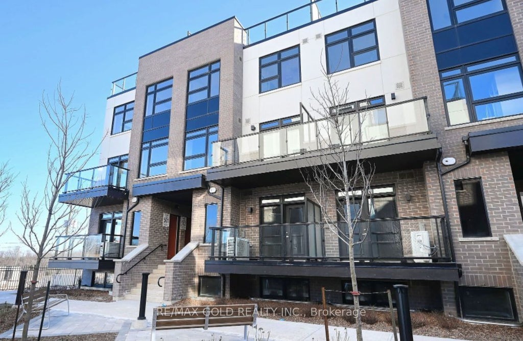 1581 Rose Way 105, Milton