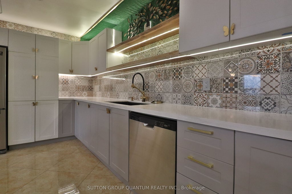 627 The West Mall N/a 2001, Toronto W08