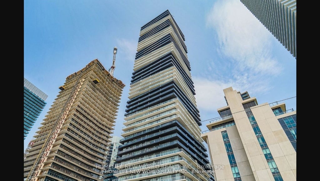 56 Annie Craig Drive Lph01, Toronto W06