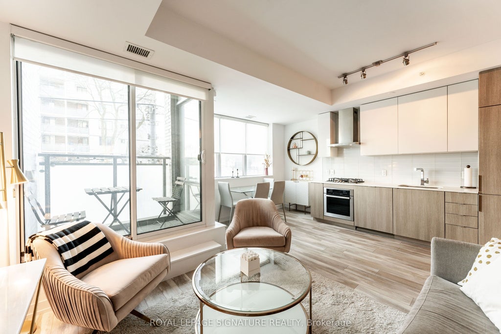 38 Howard Park Avenue 219, Toronto W01