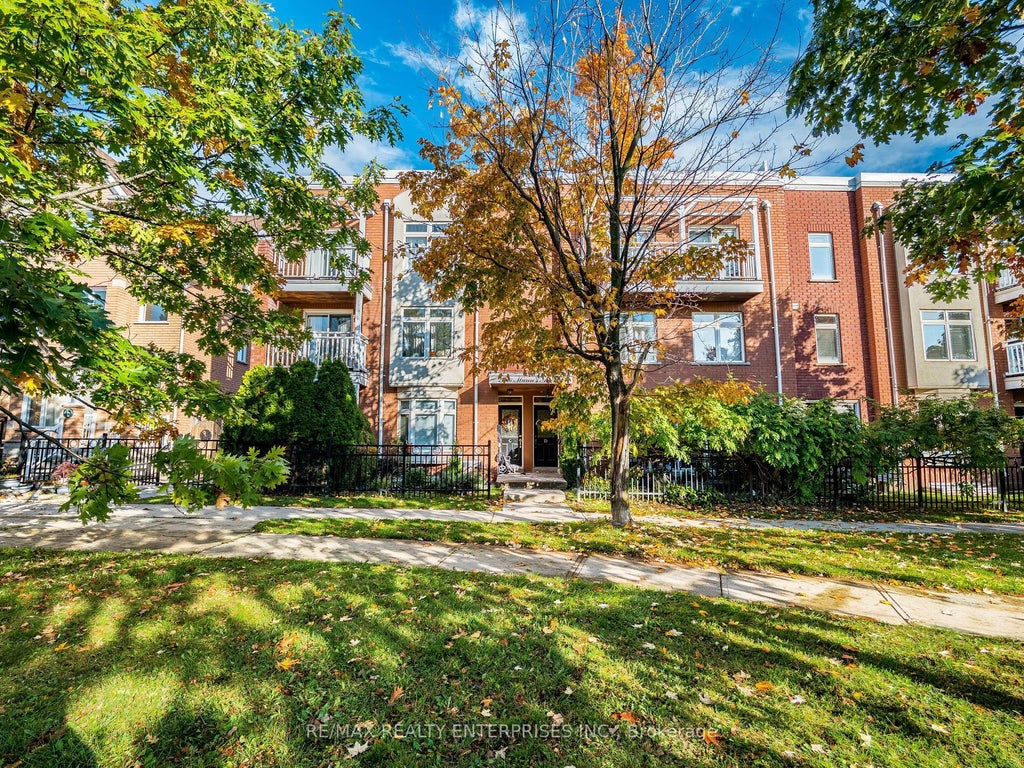 2386 Munns Avenue E, Oakville