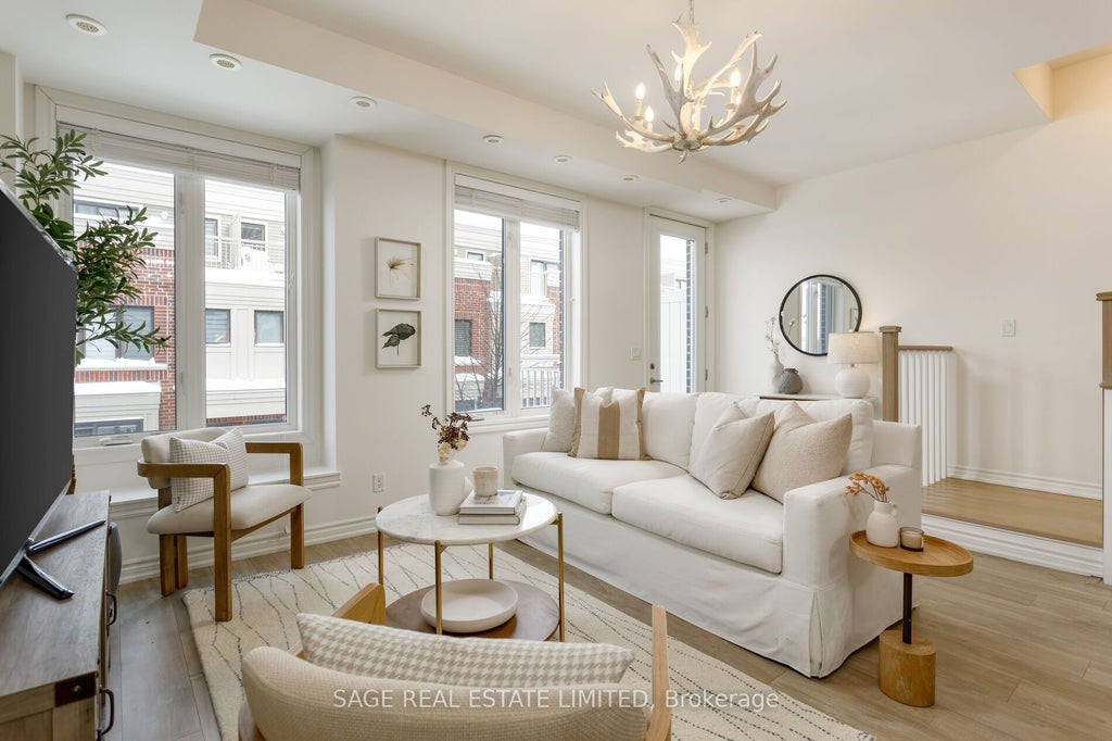 90 Eastwood Park Gardens 2, Toronto W06