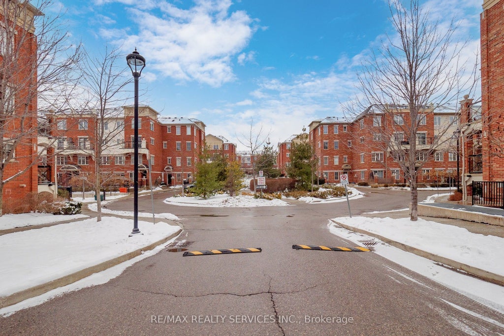 39 Hays Boulevard N 2, Oakville