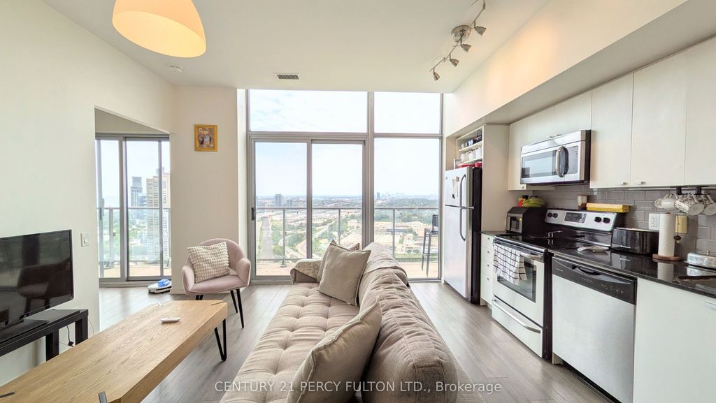 105 The Queensway N/a 3505, Toronto W01