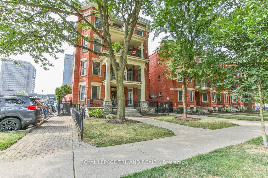 285 Queens Avenue 101, London East