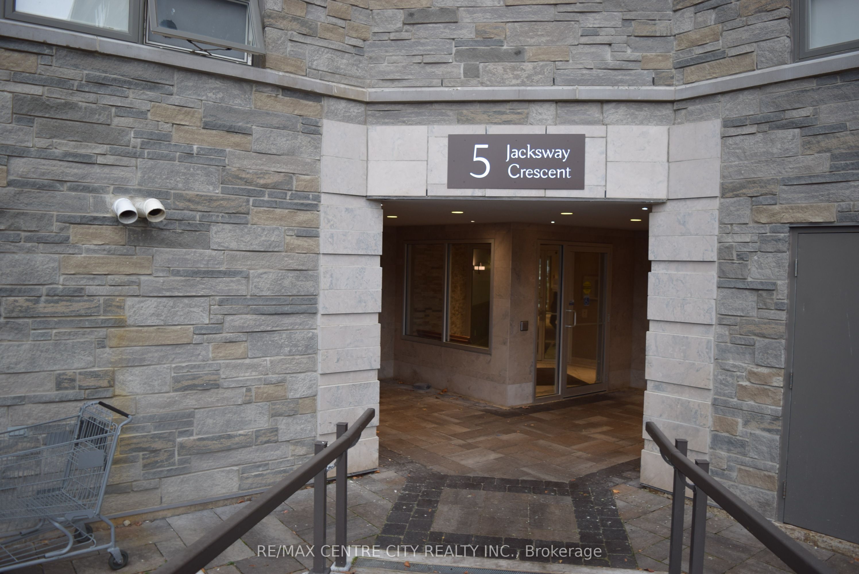 Photo of Listing #X12354404