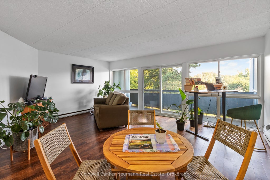 105 Conroy Crescent 301, Guelph