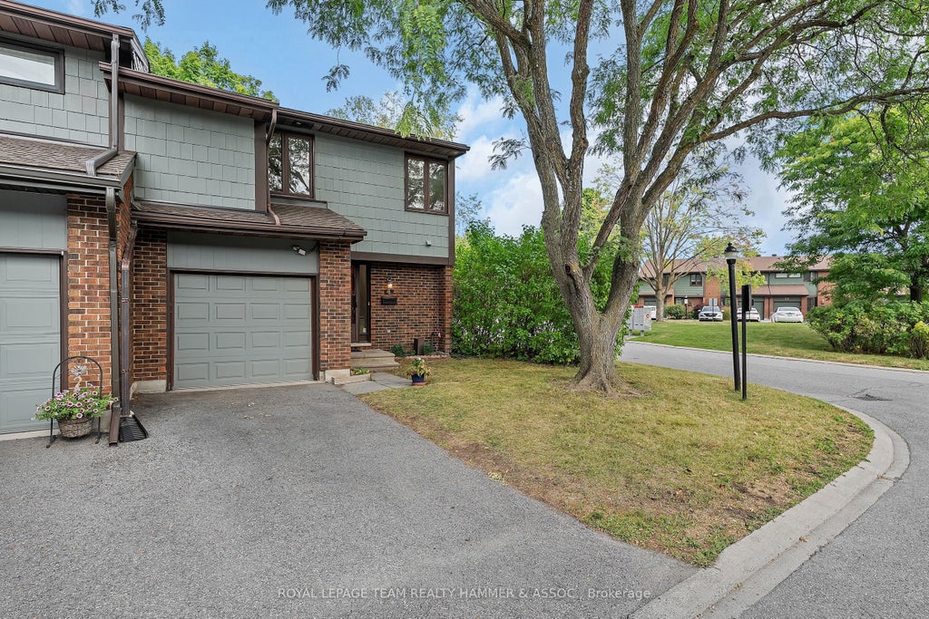 8 Chisholm Court, Kanata