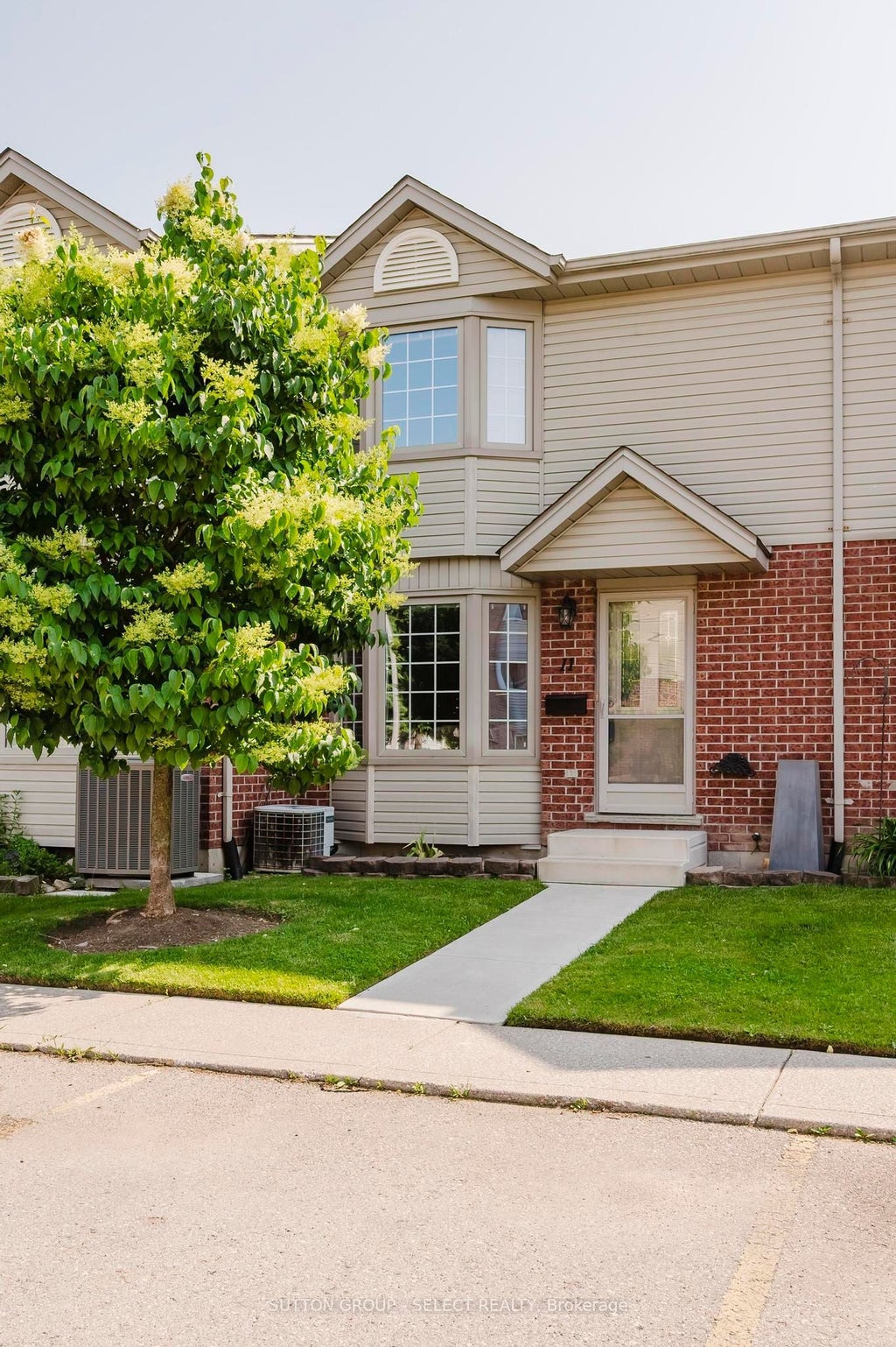 151 Martinet Avenue 11, London East