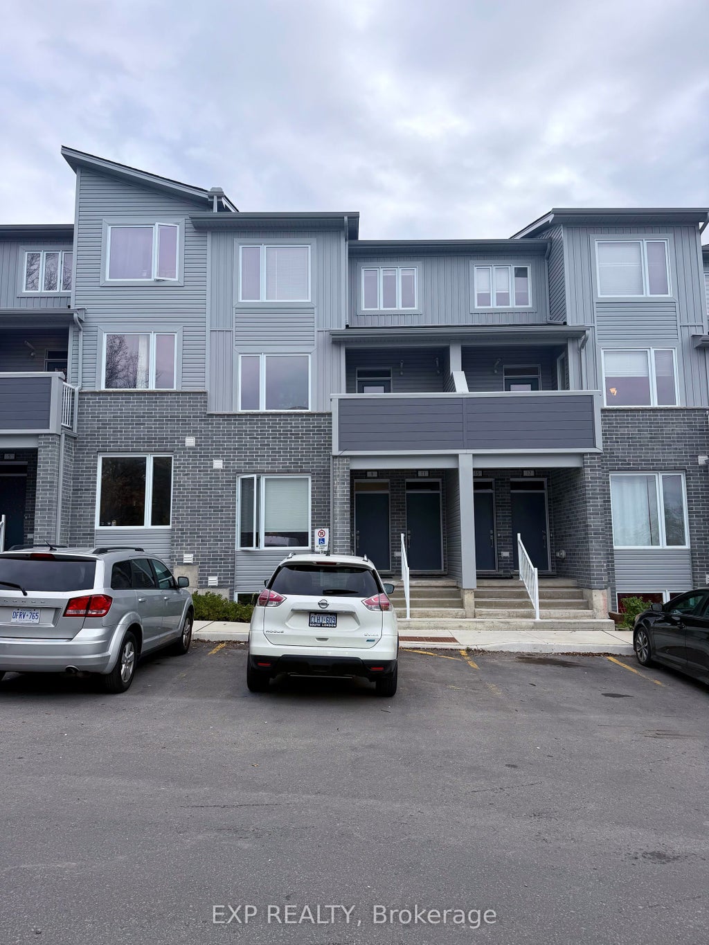 990 Deveron Crescent 9, London South