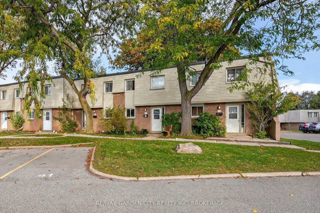 17 Old Pine Trail 133, St. Catharines