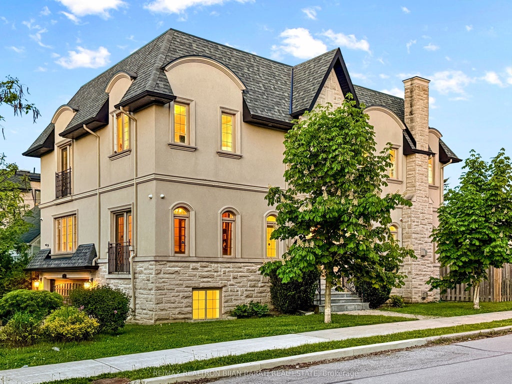 221 Elmwood Avenue, Toronto C14