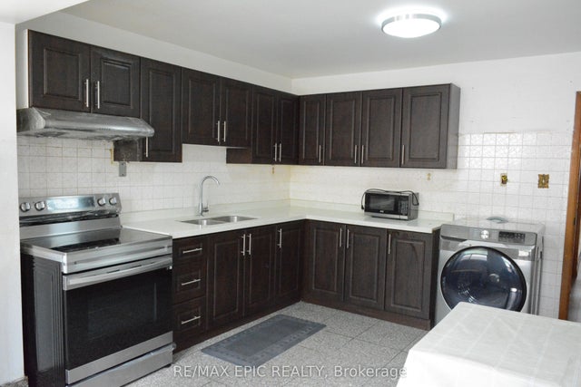 137 Markham Street Main, Toronto C01