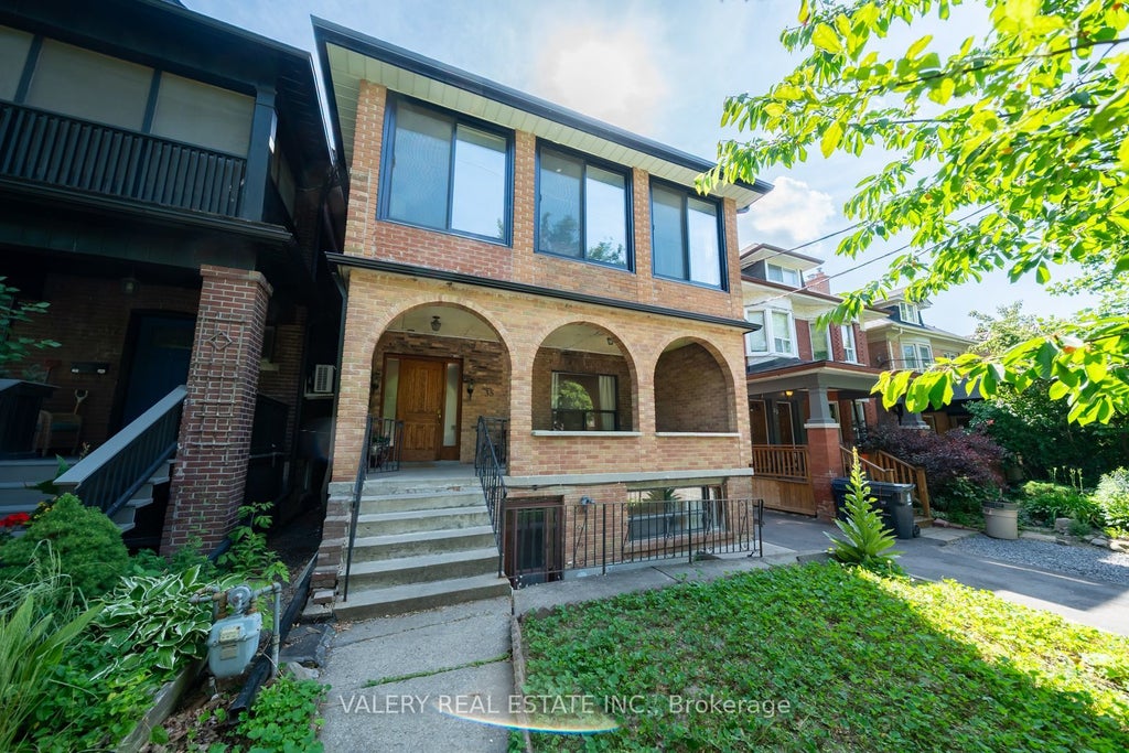 35 Pinewood Avenue, Toronto C03