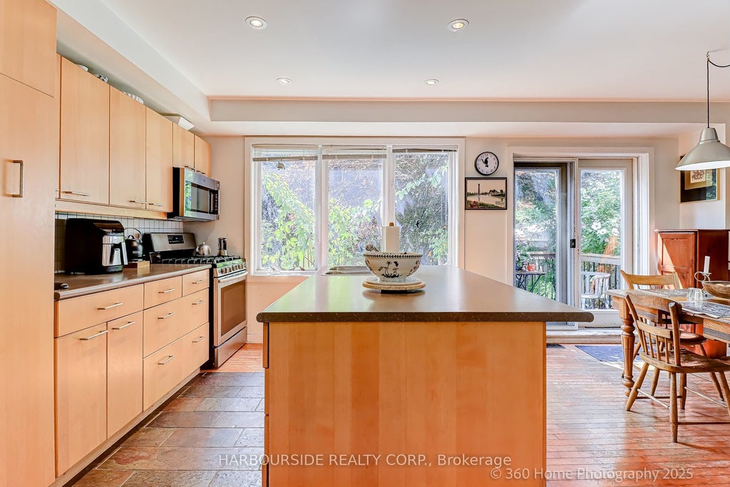 591 Broadway Avenue, Toronto C11