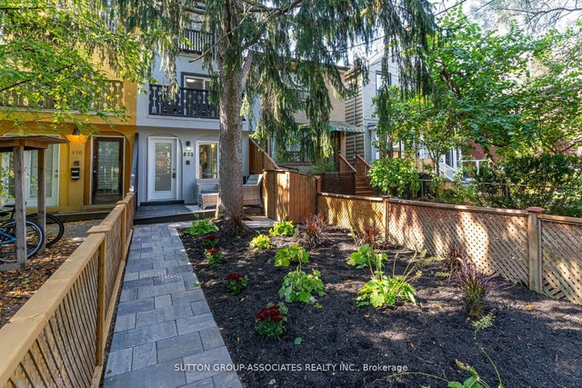 832 Manning Avenue, Toronto C02