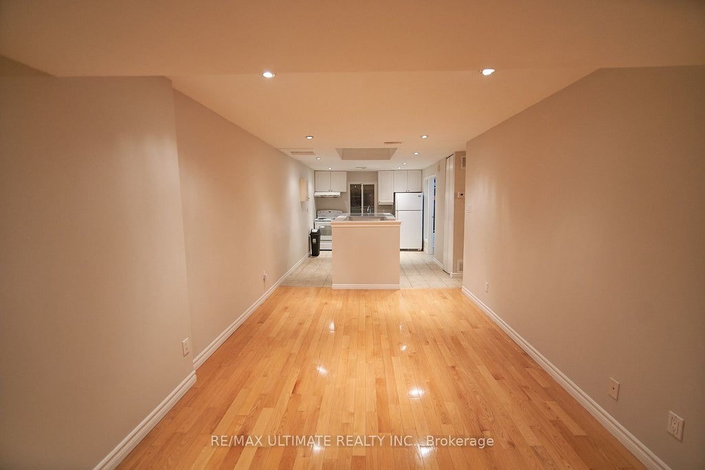 35 Longboat Avenue Upper, Toronto C08