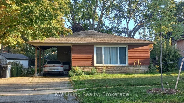 8 Clareville Crescent Lower, Toronto C15