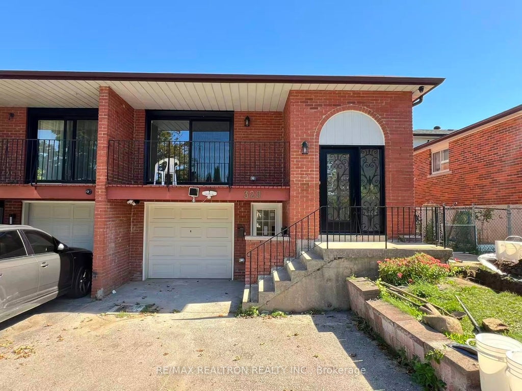 329 Cherokee Boulevard Upper, Toronto C15
