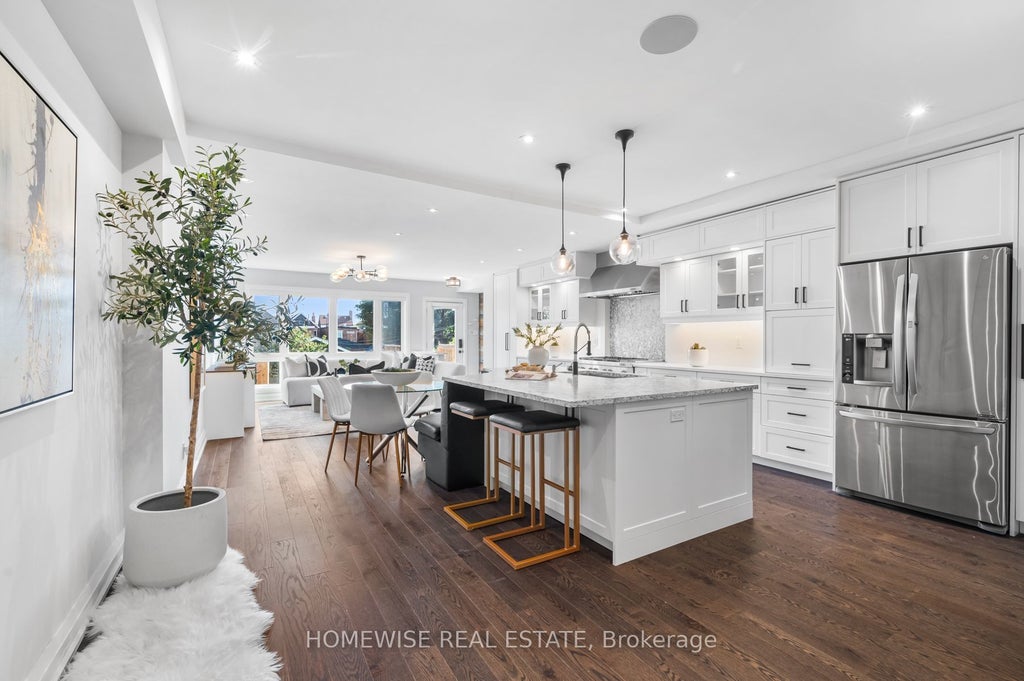 17 Earnscliffe Road, Toronto C03