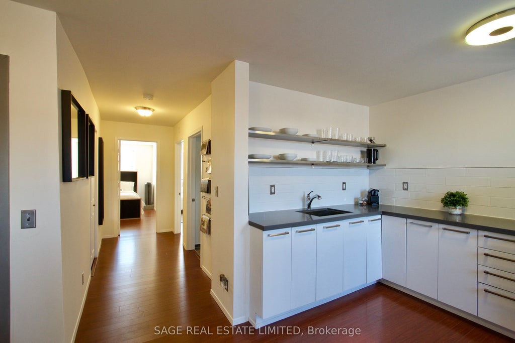 1130 Queen Street W 3, Toronto C01