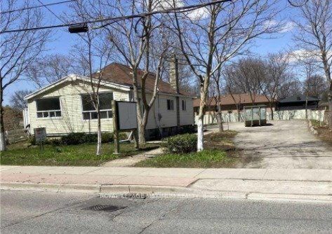 698 Sheppard Avenue W, Toronto C06
