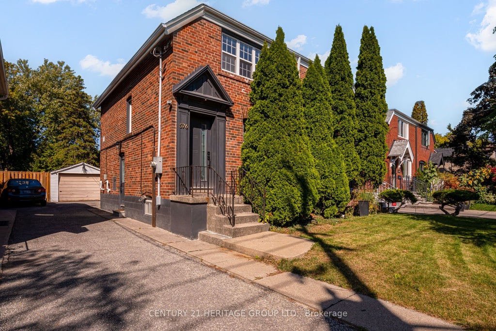 576 Broadway Avenue, Toronto C11