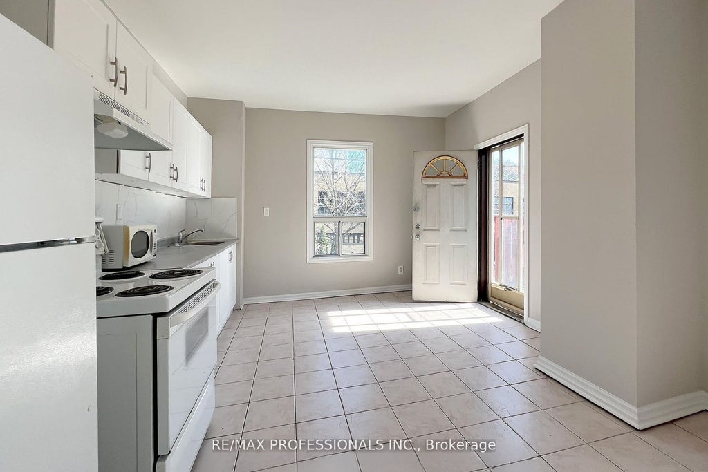 345 Dundas Street E Upper, Toronto C08