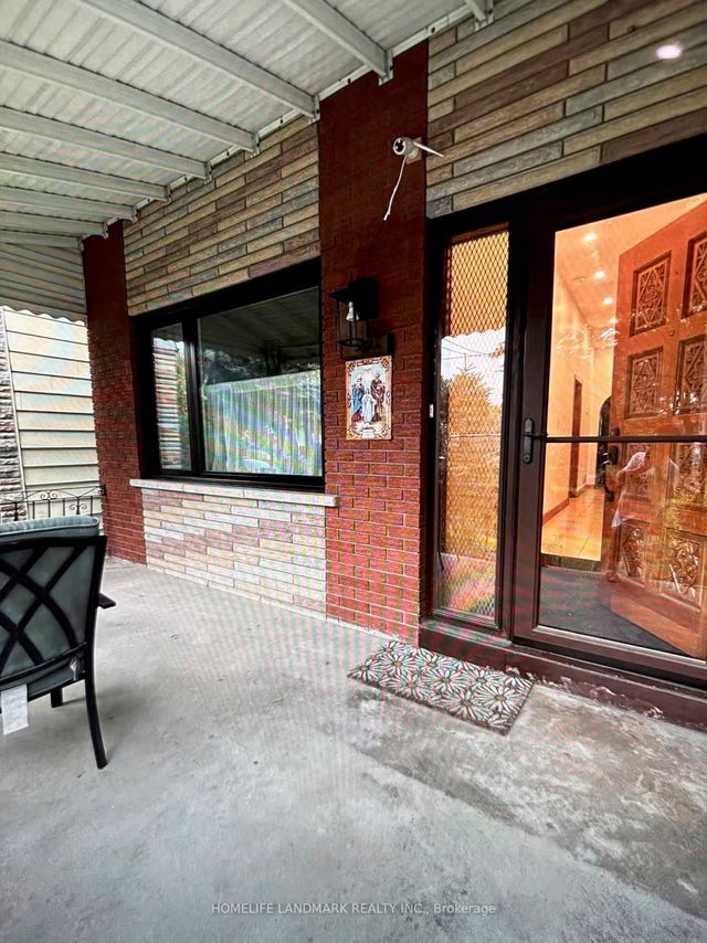 34 Ulster Street Bachelr, Toronto C01