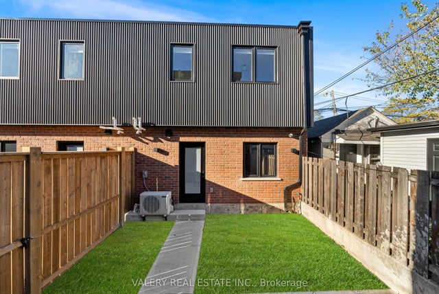 84 Argyle Street Laneway, Toronto C01