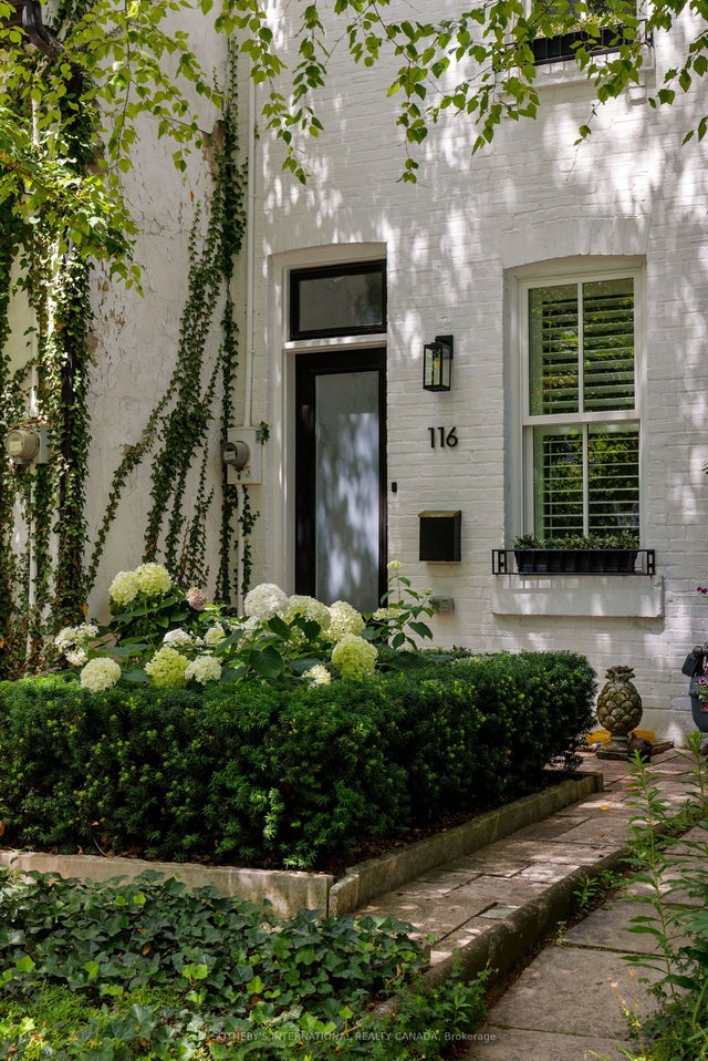 116 Shaftesbury Avenue, Toronto C09