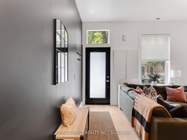 553 King Street E, Toronto C08