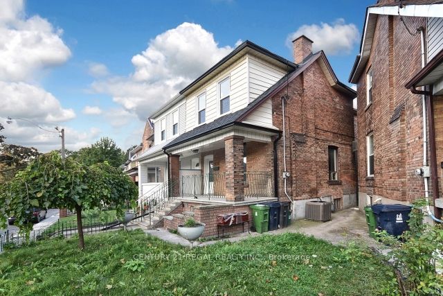 300 Montrose Avenue, Toronto C01