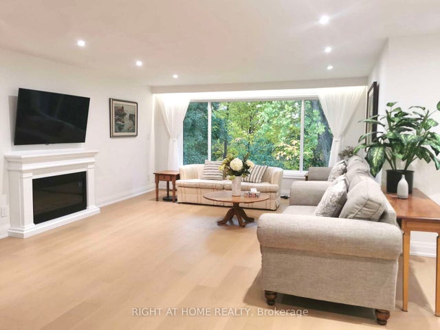 7 Warlock Crescent Main, Toronto C15